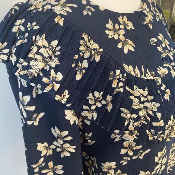3/$12 Beautiful detailed floral blouse - Picture 3 of 8